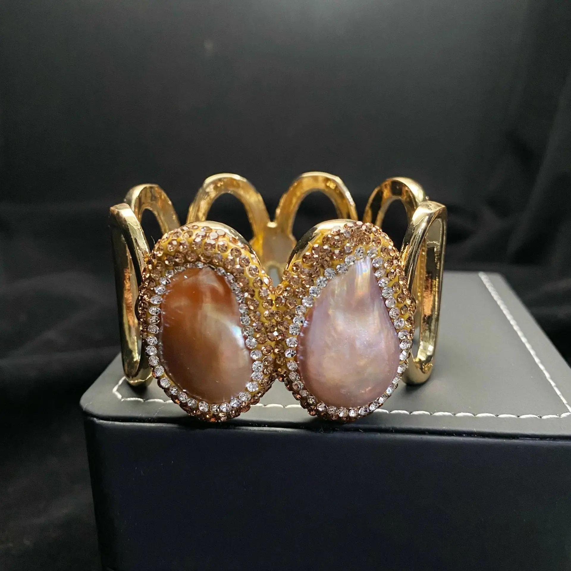 

Charm Natural Freshwater Baroque Zircon Bracelet Amethyst Wide Cuff Bangle Bracelet for Women Jewelry Fashion Accessory