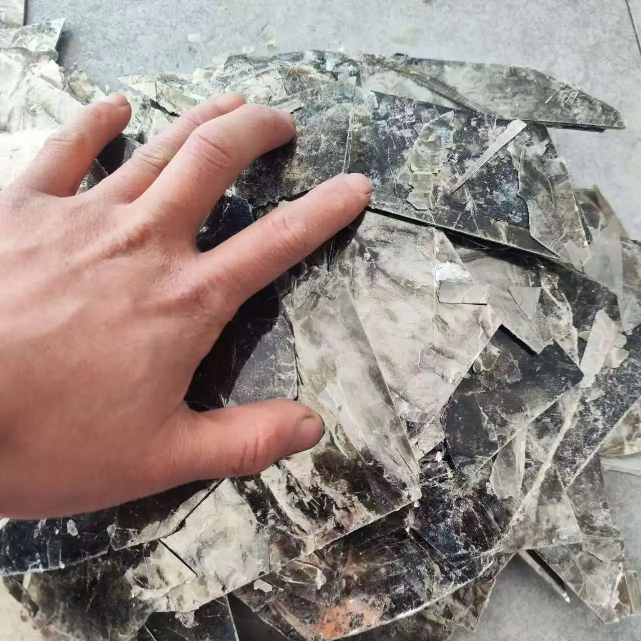 

Большие кусочки слюды Мускулитовые хлопья Минеральный образец Экспериментальный лист слюды Мерцающее стекло Блеск Коллекция Декоративный камень