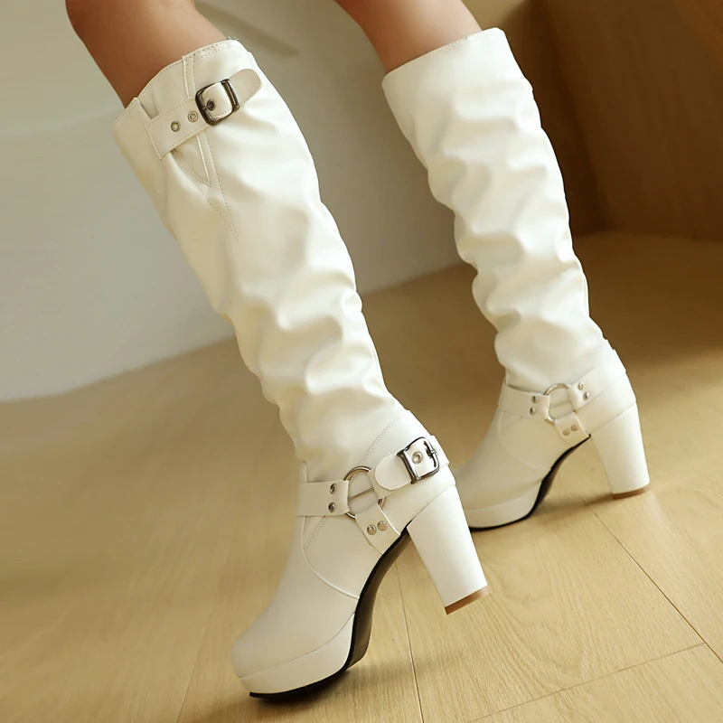 

Женские плиссированные сапоги до колена в стиле готического панка, черные, белые, розовые, зимние теплые туфли на платформе и высоком каблуке с пряжкой на ремне