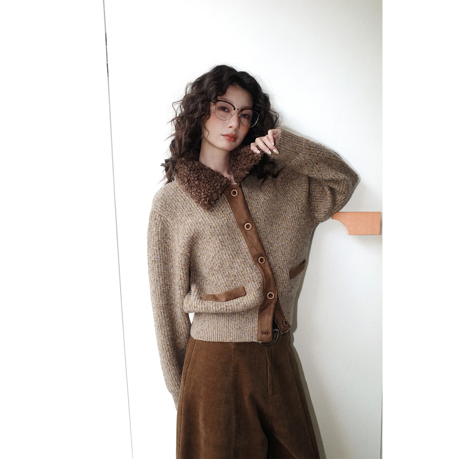 

2025 Ретро цветочная пряжа с меховым воротником, вязаный кардиган, куртка, женская зимняя новая женская одежда