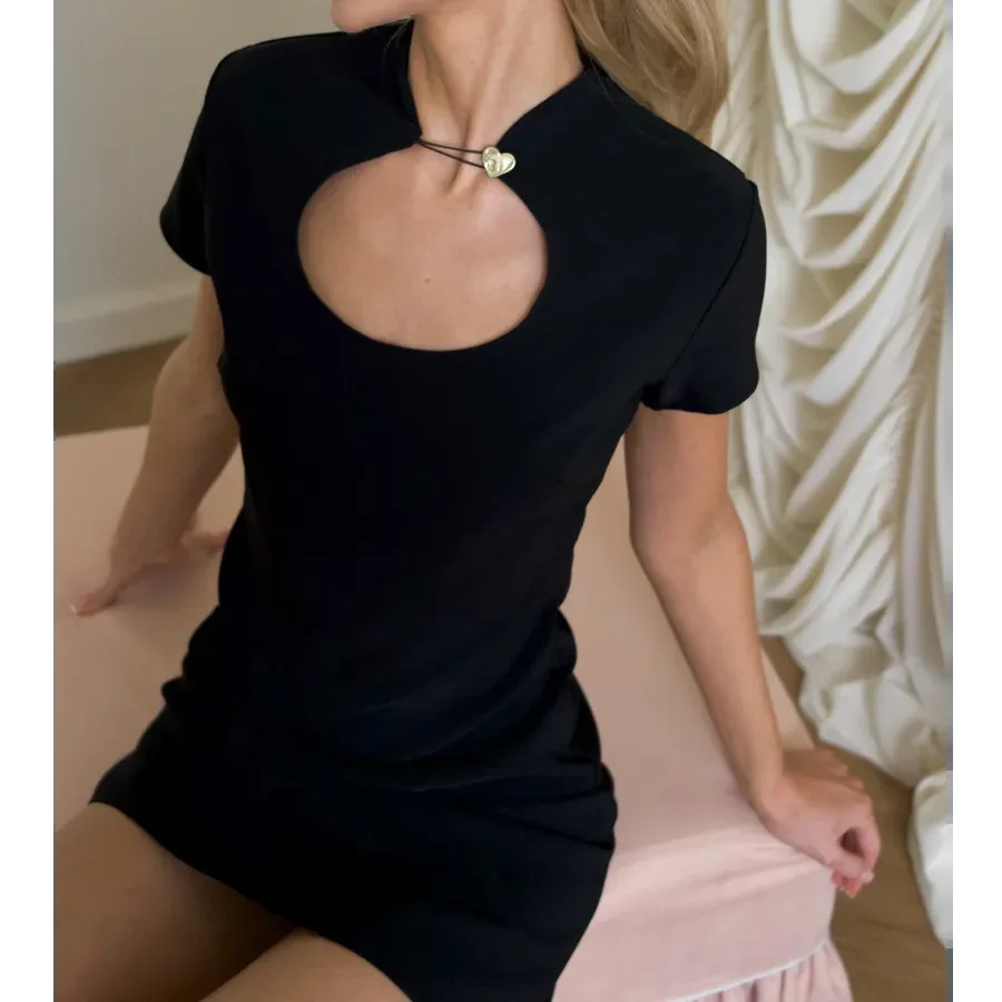 Camiseta de manga corta con huecos en el pecho para mujer, camiseta Retro de estilo coreano con hebilla y cuello levantado, ajustada y Sexy, Top Y2K