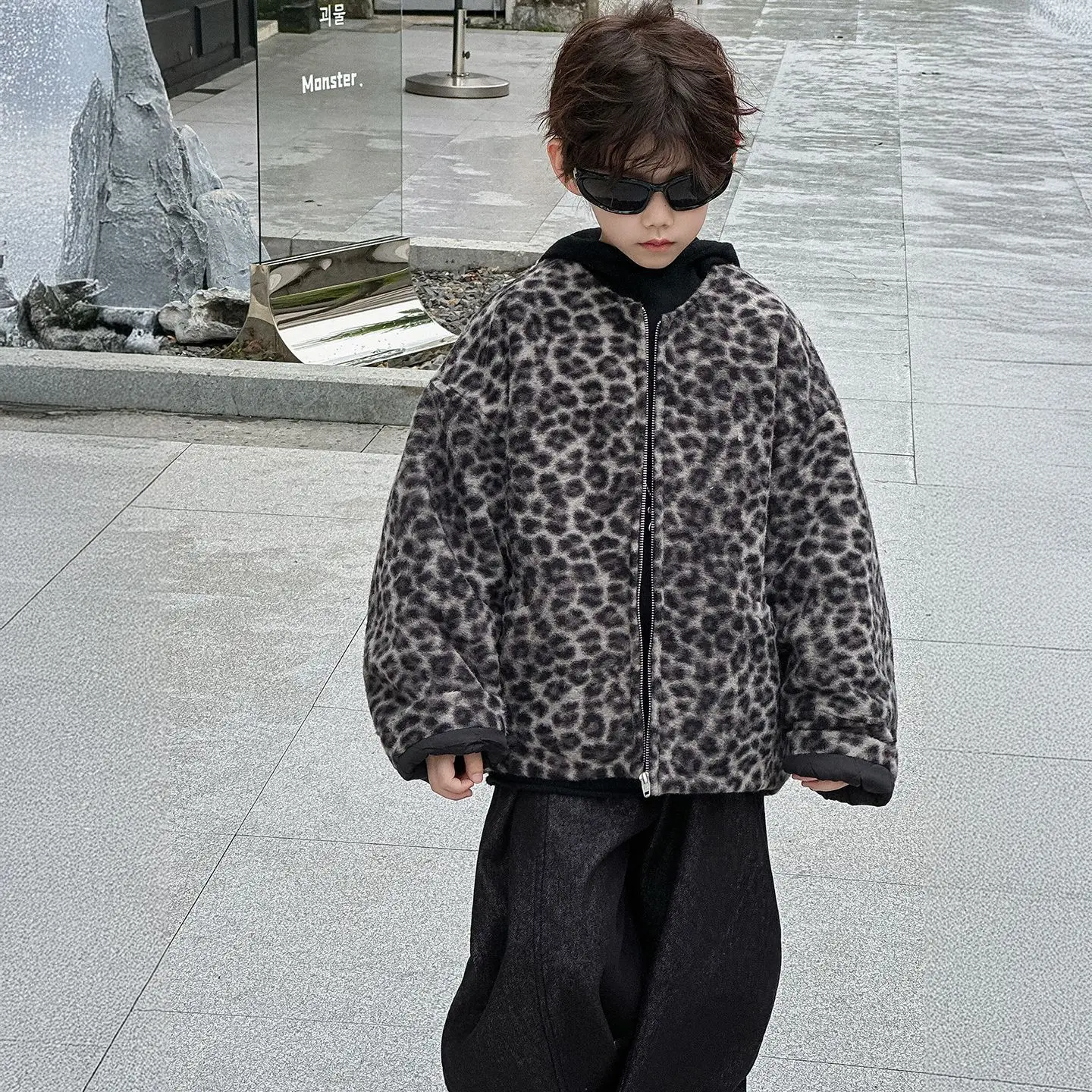 ملابس أطفال عصرية غير رسمية دافئة مبطنة بالقطن لخريف وشتاء 2025 سترة جديدة للأولاد سميكة مخصصة بطبعة الفهد