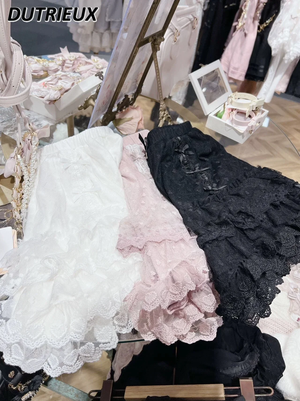 2025 Nuovi pantaloncini casual in pizzo stile giapponese Lolita per donna Pantaloni corti a pois tinta unita moda estiva femminile versatile