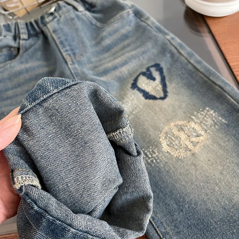 Nuova primavera autunno bambini vestiti per bambini ricamo a cuore ragazze pantaloni a gamba larga neonata Jeans larghi Casual dritti