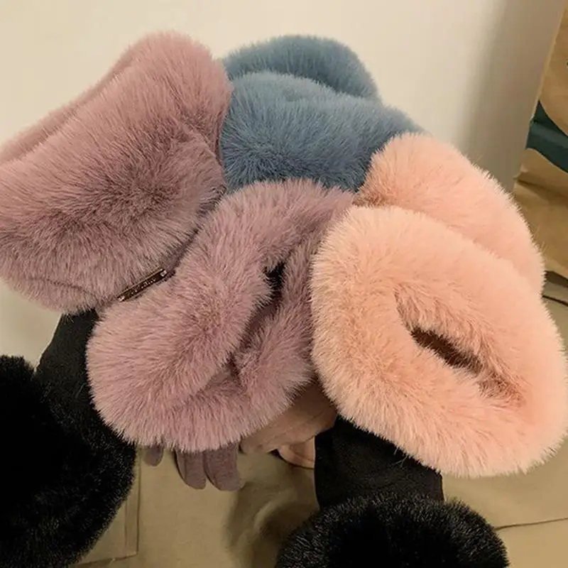 Die warmen Winterhandschuhe für Damen sind winddicht und kältebeständig, haben ein dickes Futter aus Kunstfell und sind als Touchscreen-Handschuhe geeignet. – Detail 3