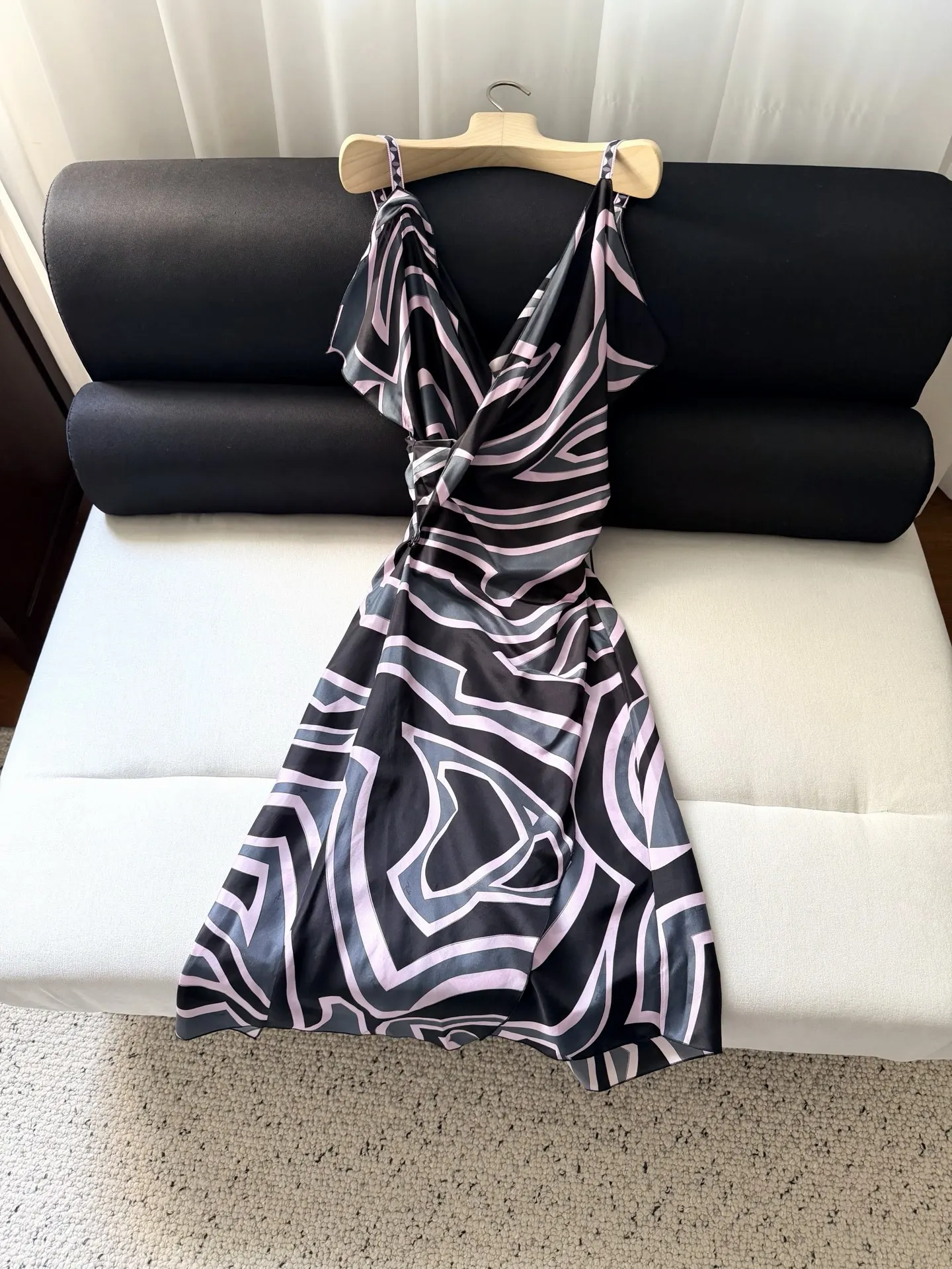 

French style light luxury satin geometric printed camisole skirt with V-neck and ruffled edge, waist cinching and vacation style