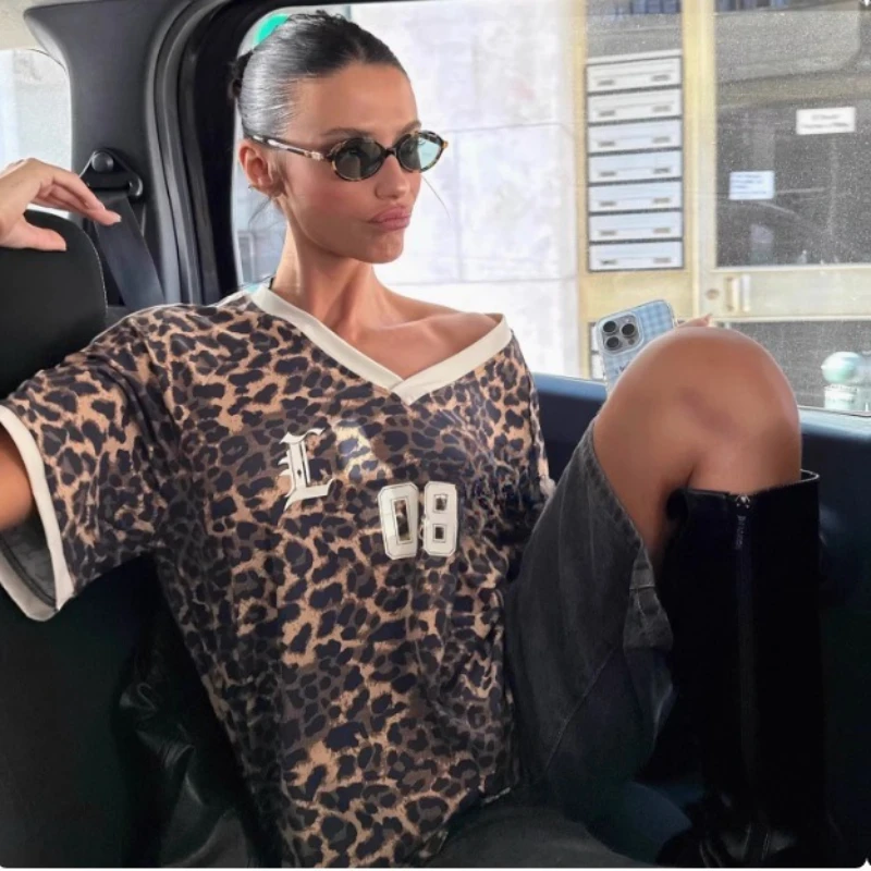 

Lioness 2025 Summer Fashion Hot Girl Color-Block V-Neck Retro Leopard Print Oversized Short-Sleeve T-Shirt
