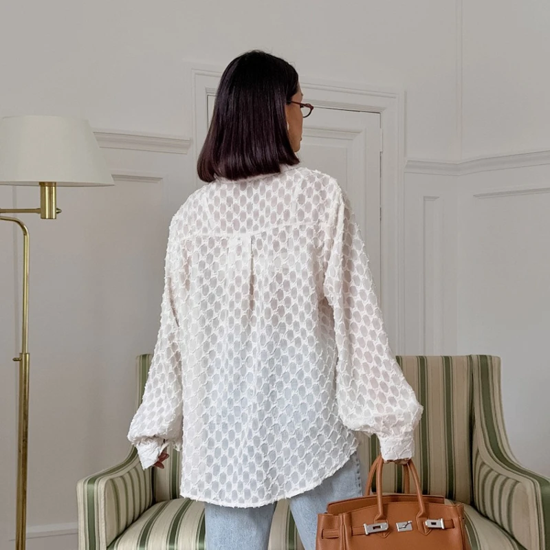 قميص جاكار بسيط فضفاض بأكمام طويلة وياقة المشمش متعدد الاستخدامات لخريف 2025 للنساء