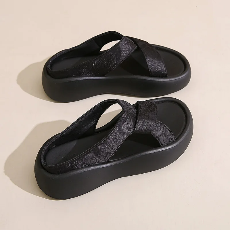 صنادل نسائية سميكة القاع صيف 2025 نمط جديد أحذية الشاطئ غير رسمية مرتفعة كل مباراة الانزلاق على النعال المطاطية