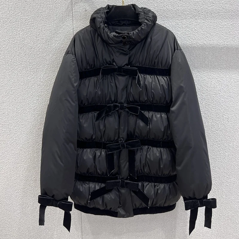 Jaqueta feminina de comprimento médio com laço de veludo preto de alta qualidade para outono e inverno, novo estilo elegante casaco de luxo 25102232