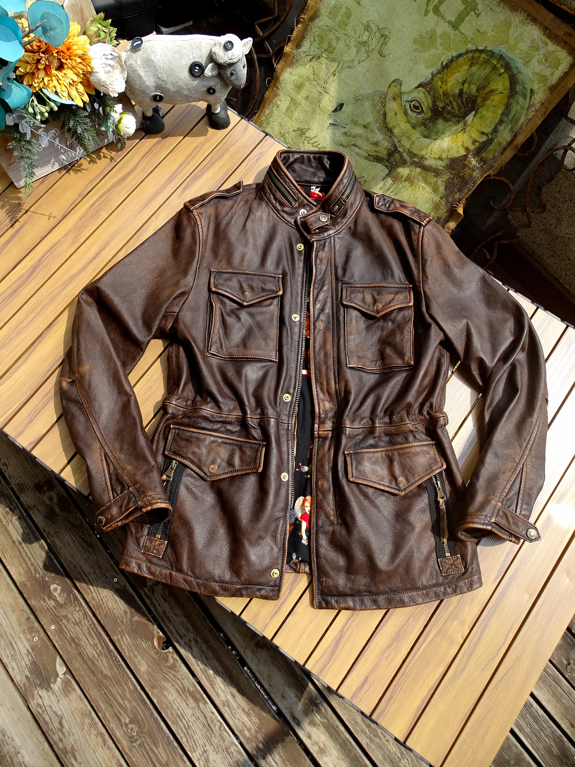 

In the first layer of cowhide, the long American retro washed faded color old Bangladeshi tea heart jacket is slim.