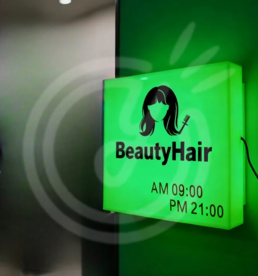 علامة معدنية مخصصة ضوء النيون Led الاكريليك رسائل علامات جدار صندوق في الهواء الطلق مضيئة شعار لافتات صندوق الضوء التصميم الشخصي الأعمال