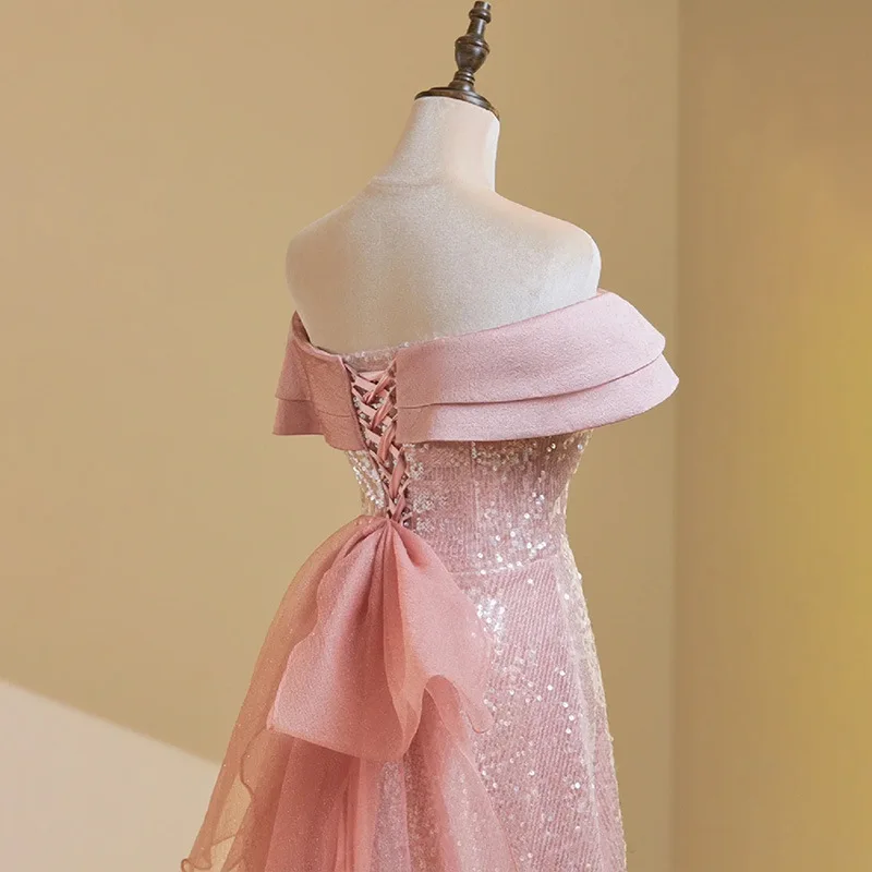 Elegancka i urocza suknia wieczorowa na bankiet, na rok 2025, różowa, brokatowa, bez ramiączek, na jedno ramię, suknia na toast weselny.