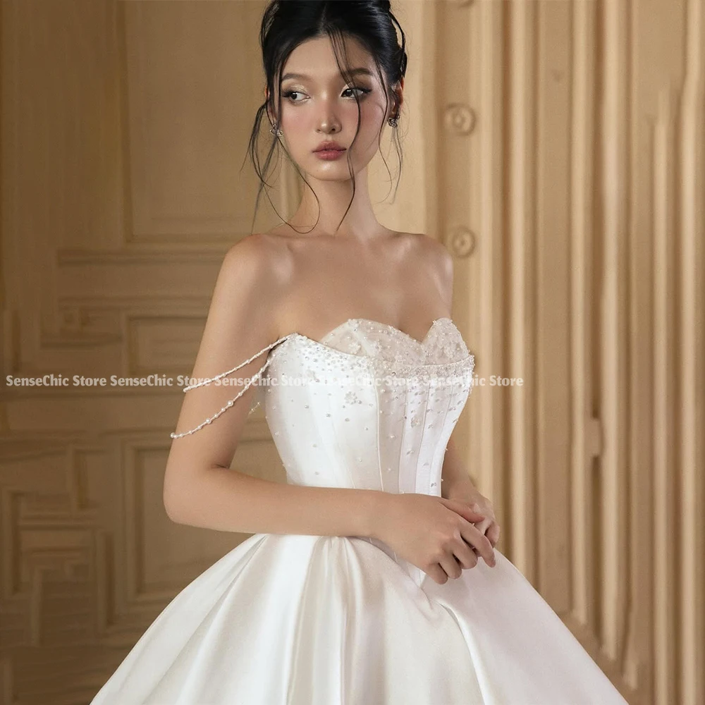 Vestidos de novia de perlas Satén Corea Rebordear Formal Una línea Tren de barrido Flor formal Sin mangas Vestido de novia para mujer Personalizado