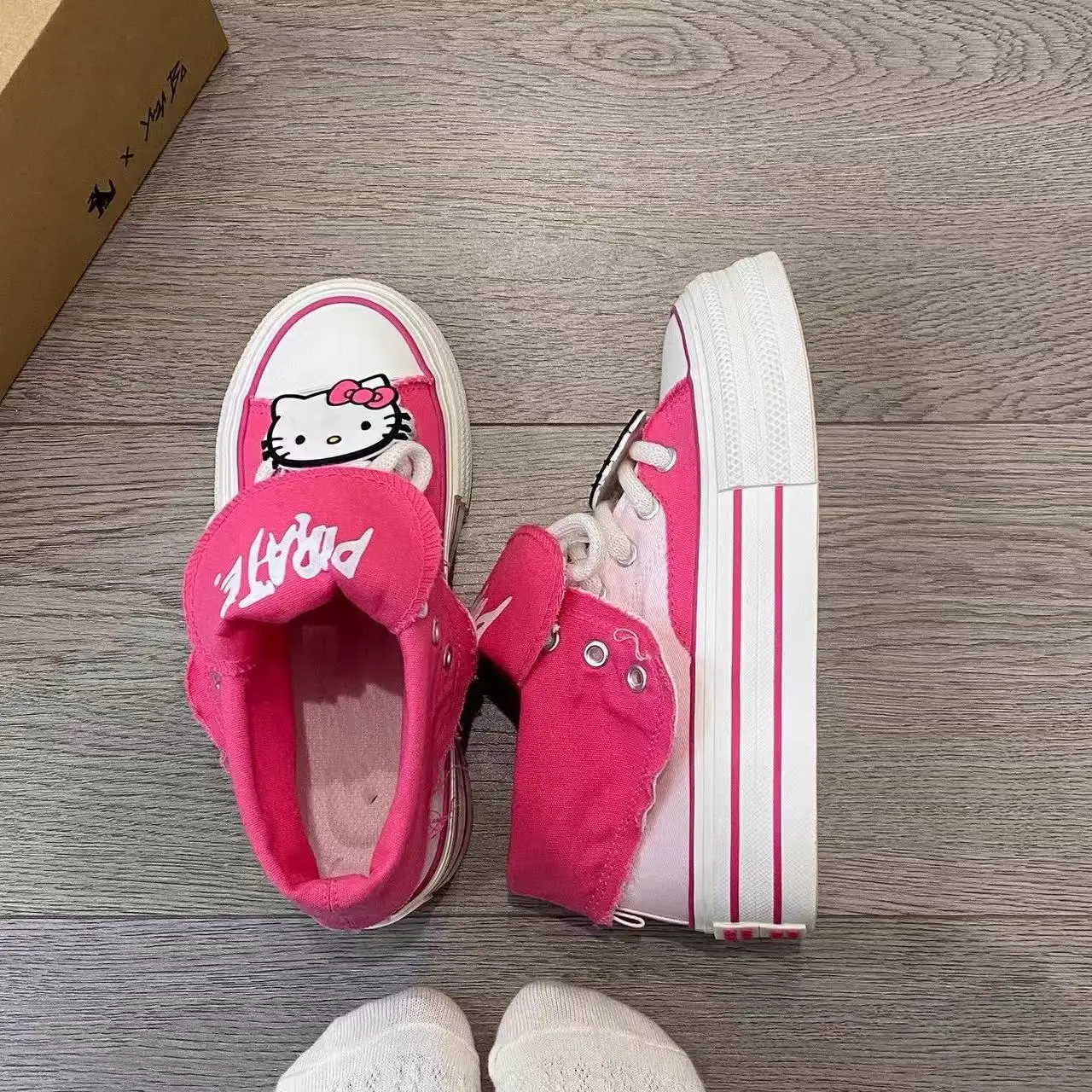 

drop shipping 2025 new autumn winter Fuchsia hello kitty real photos grils canvas shoes student sprots shoes Flats for women