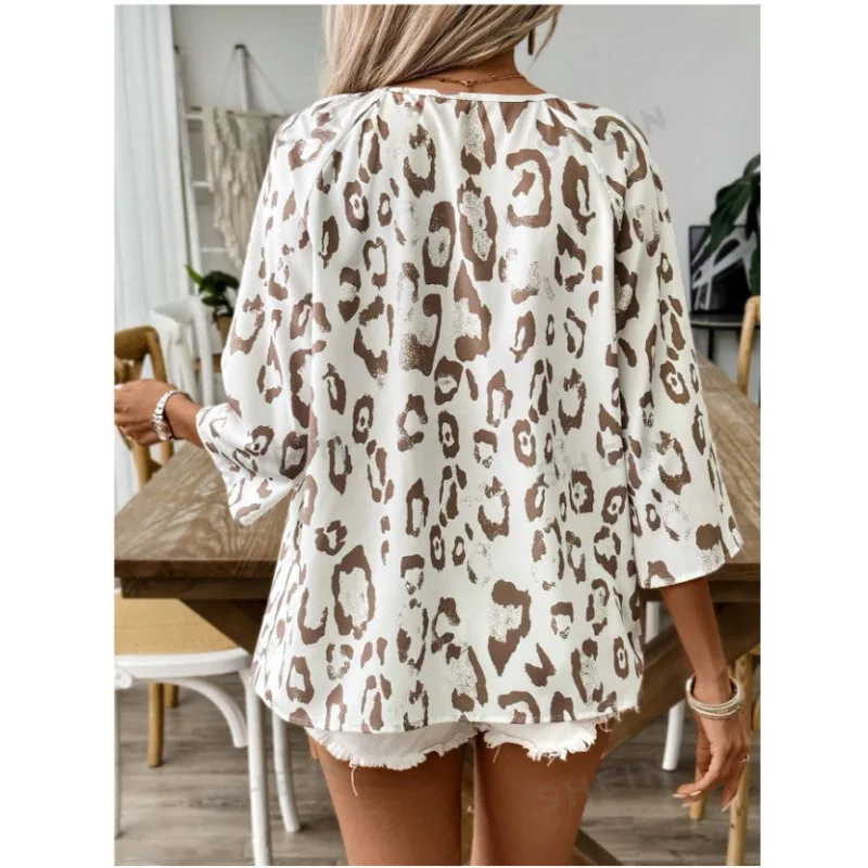 2025 sommer Leopard Gedruckt Lose Beiläufige Pendeln T Shirt Frauen V-ausschnitt 3/4 Hülse Plissee Vielseitig Streetwear Blusen