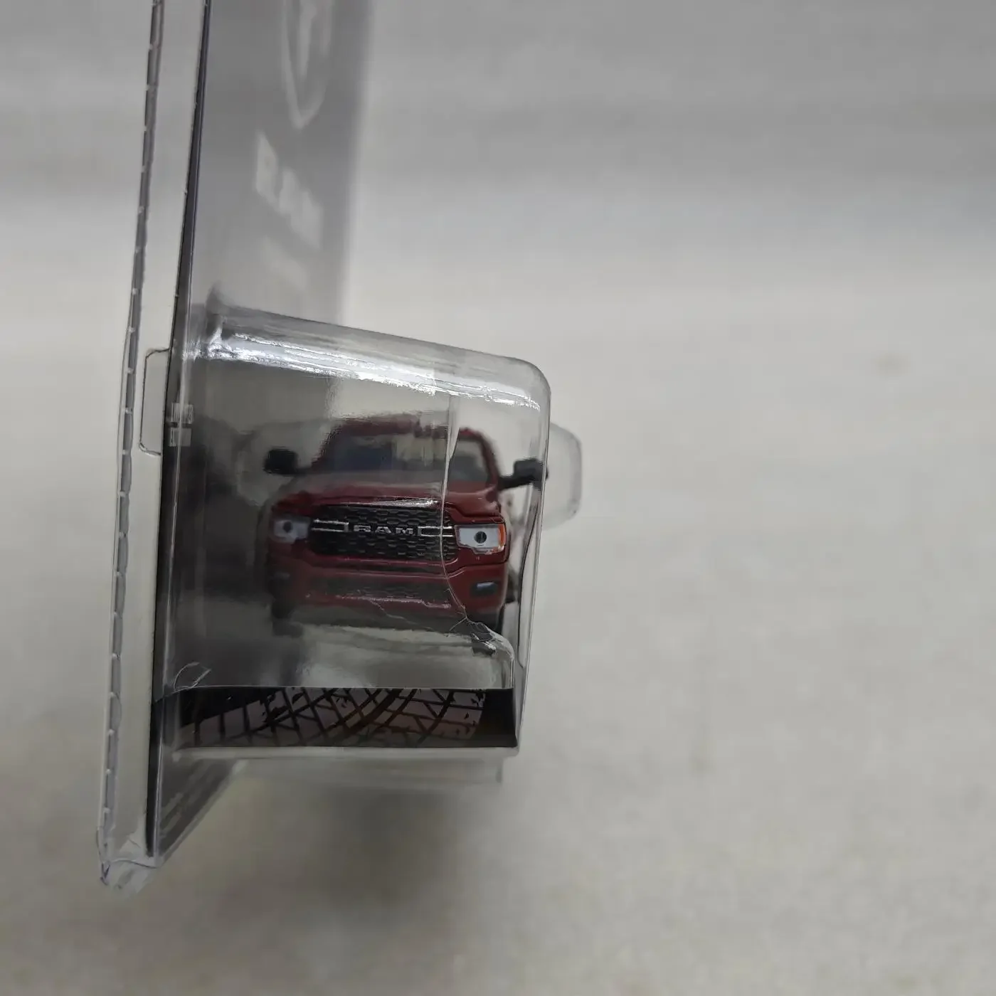 1:64 2021 RAM 2500 จําลองรถสะสมของเล่นของขวัญเครื่องประดับ