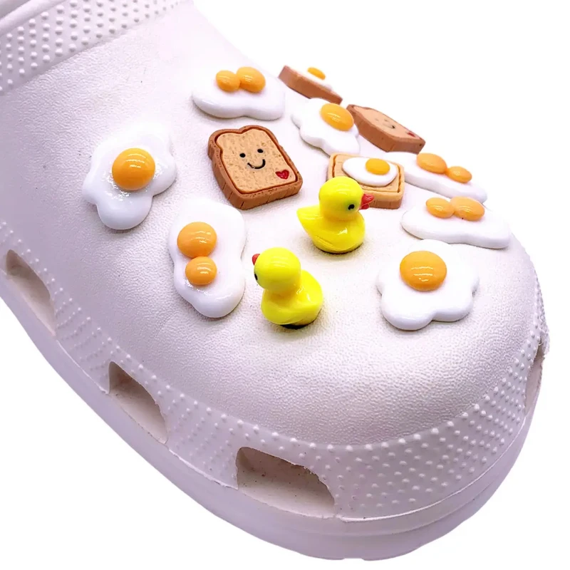Schuhanhänger aus Hartharz im Lebensmittelstil, Dekorationen, Toast, pochiertes Ei, Schuhschnalle, Zubehör, doppelt gewogene Eier, Verstopfungsabzeichen, Clips, Pin – Detail 4