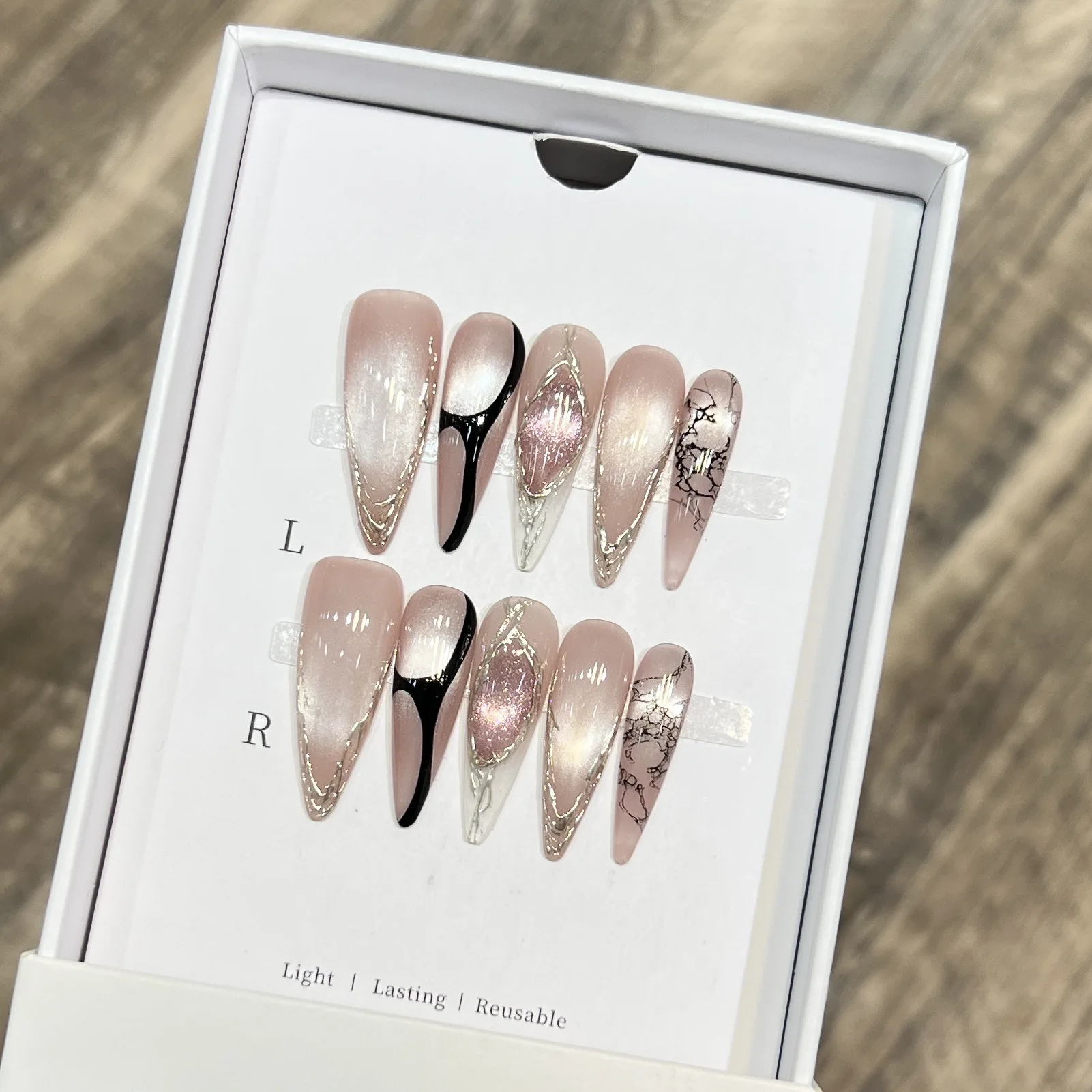 

Уникальные ногти ручной работы - очаровательные глаза, розовые стеклянные бусины, кошачий глаз, зеркальный французский кончик, ручная роспись маникюра