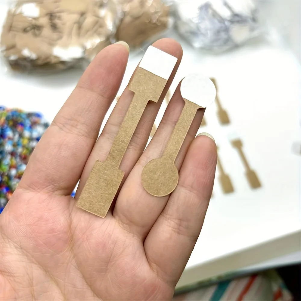 100 قطعة من علامات المجوهرات الورقية |   للخواتم والقلائد والأساور وسلاسل المفاتيح وملصقات العرض للتغليف والتسعير