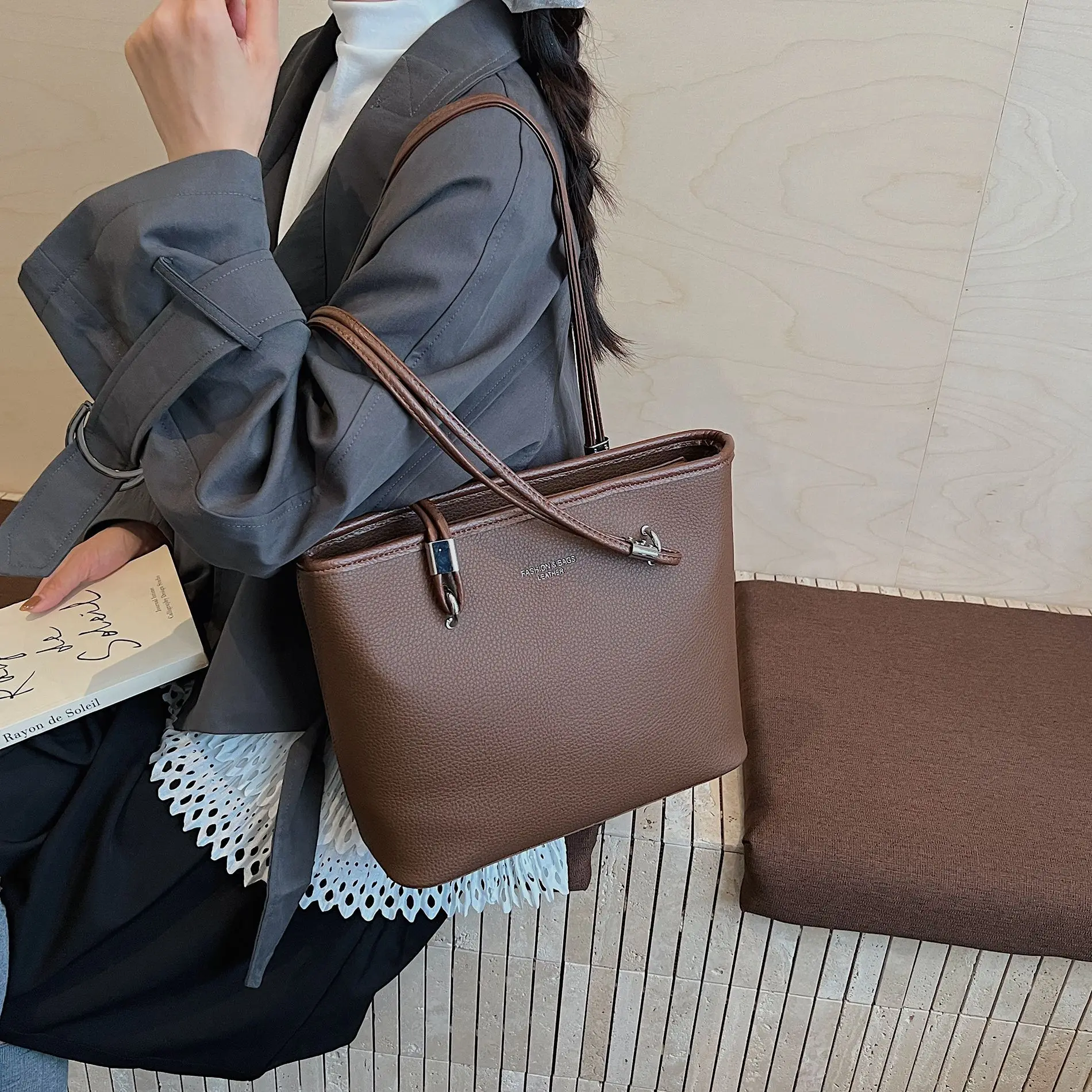 

Fall Niche Shoulder Bag Spacious Commuter Tote Women Minimalist Large Capacity Purse Casual Oversized Day Bag Simple Work Bag​