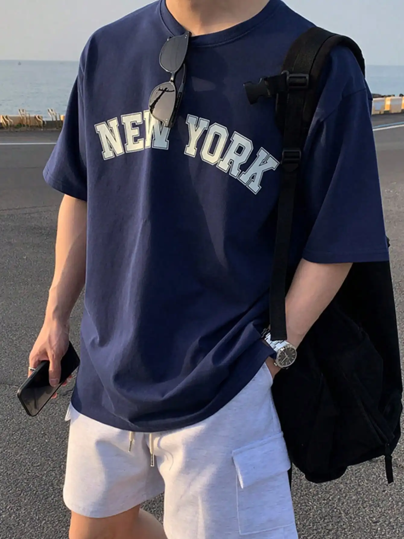 

Men's Navy Blue Loose Fit Graphic Print Drop Shoulder Tee