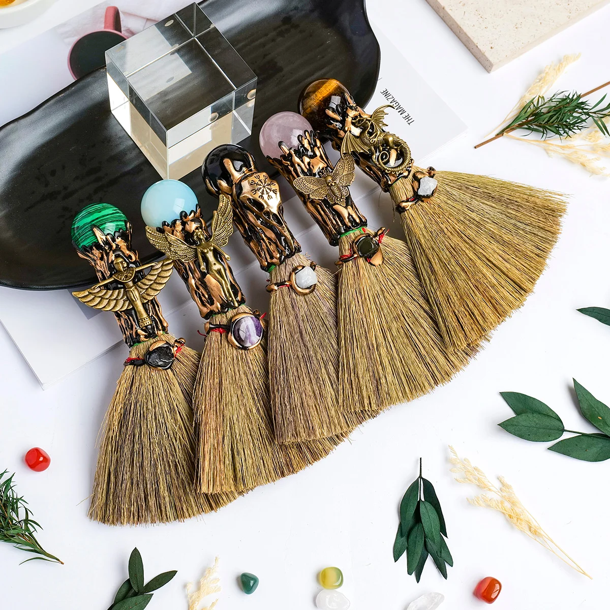 1 قطعة الكريستال الطبيعي عين النمر الكرة حجر مكنسة سحرية الحرف Besom ديكور حديقة المنزل هدية الكريسماس