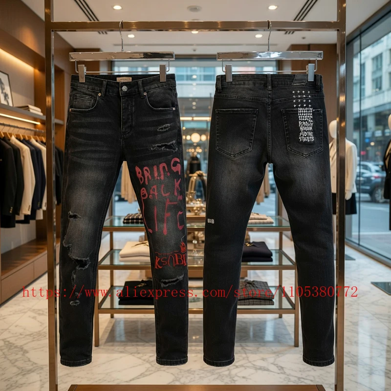 

Модные мужские черные рваные джинсы слим-фит с эффектом потертости и красным буквенным принтом, повседневные брюки из денима в уличном стиле, коллекция 2026 года