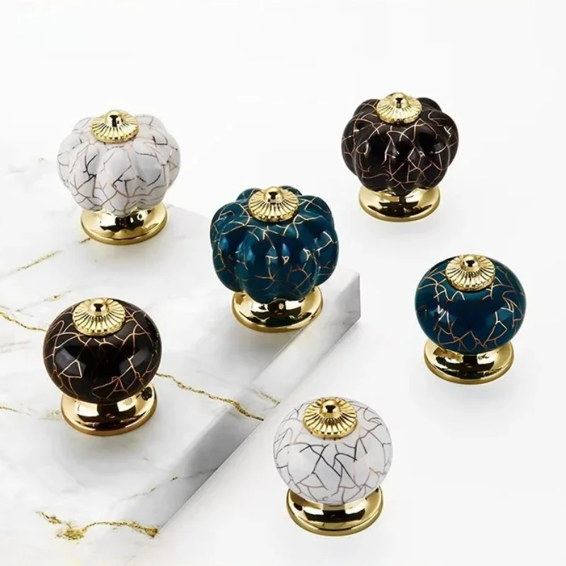 

2 шт./пакет, американские винтажные керамические ручки в виде тыквы, черный дизайн с одним отверстием, подходит для гардеробов, обувных шкафов и ящиков