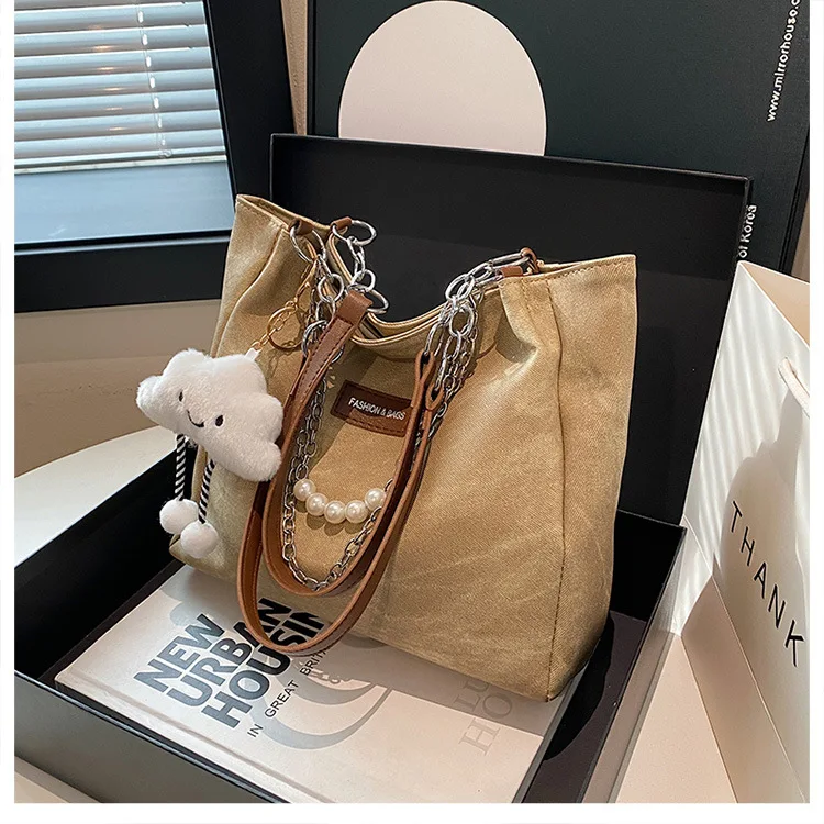Damen Tie-Dye Denim Schultertasche mit Wolkenanhänger und Perlenkette – Lässige Alltags- und Schultasche für Damen – Detail 23