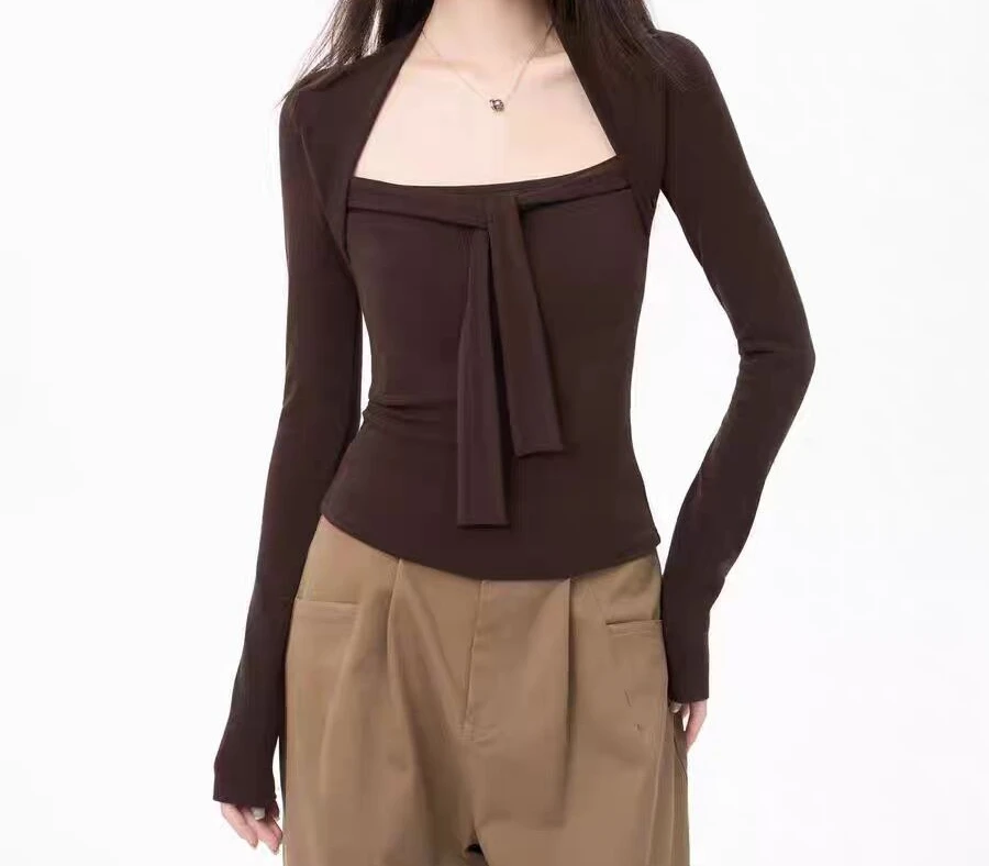 Nueva camiseta de manga larga con cuello cuadrado de dos piezas falsa de color café para mujer en otoño 2025, camiseta básica ajustada