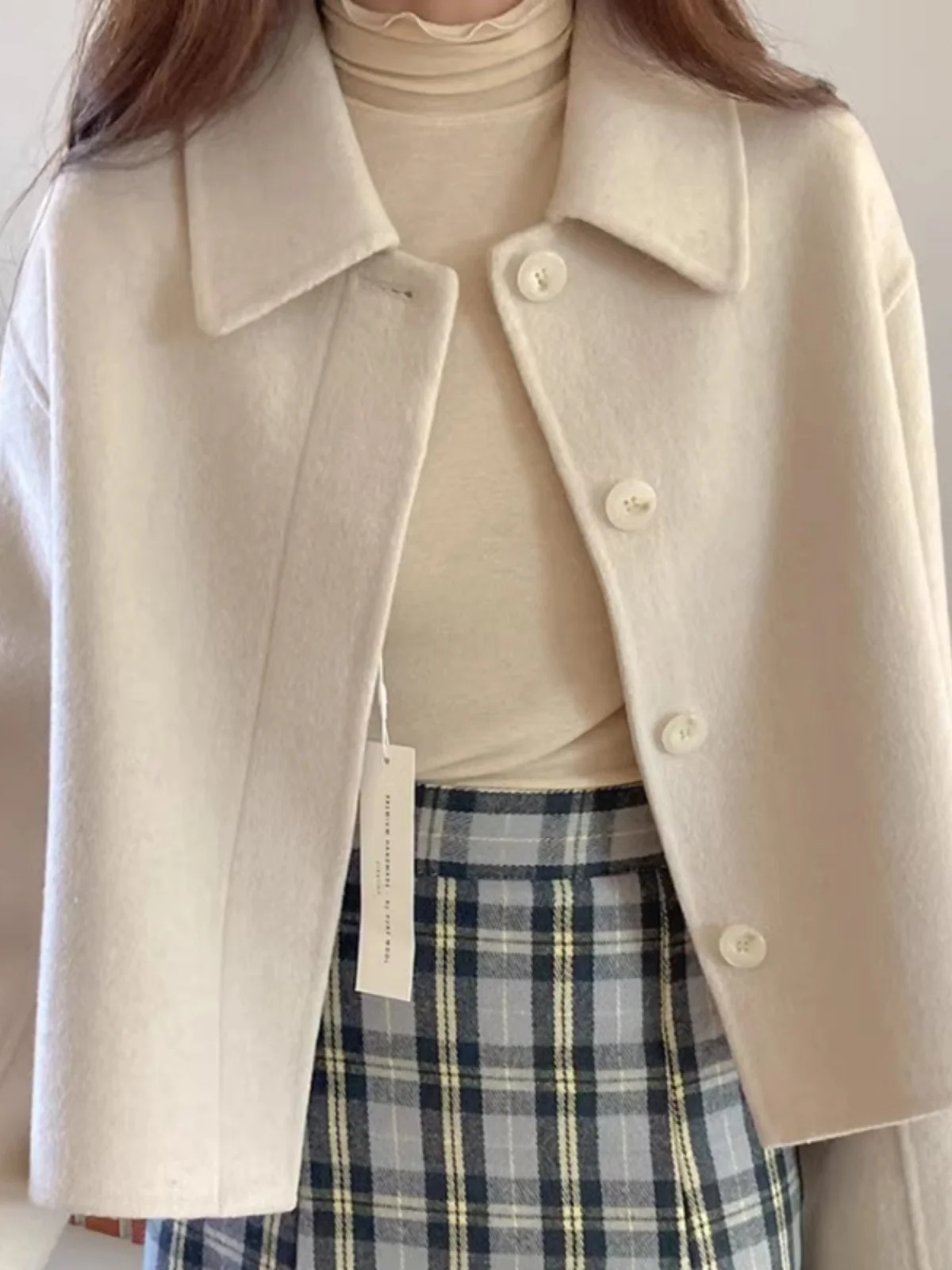 معطف صوفي أنيق للنساء بتصميم قصير وياقة مطوية بتصميم زر واحد النسخة الكورية لون نقي موضة التنقل 2023