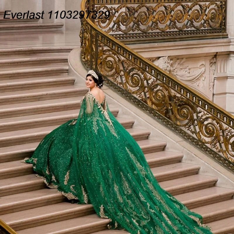 EVLAST Emerald Green Quinceanera Dress Ball Gown Gold Lace Applique Bead con Cape Mexico Sweet 16 Vestidos De XV 15 Anos TQD724