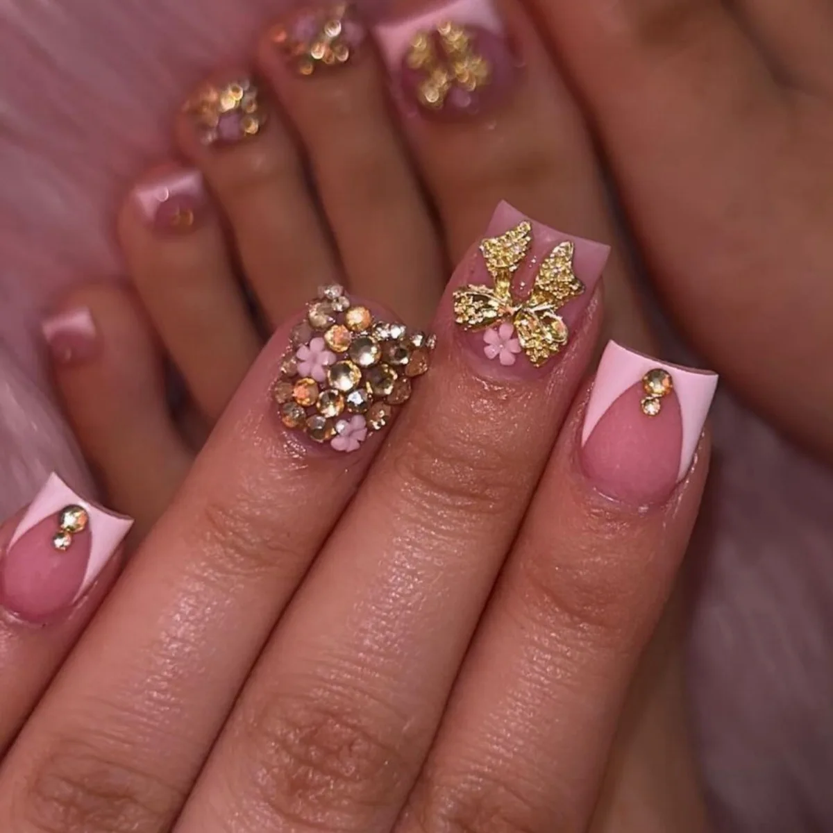 

24Pcs Short Square Head French False Nails Rhinestone Flower Bow Design Fake Nails Press on Detachable Full Cover Nails Tips Art