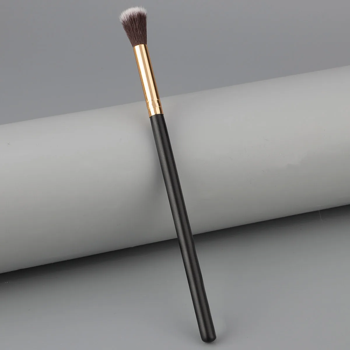 Pojedynczy cień do powiek Okrągła główka Czarny złoty uchwyt pędzla Pędzel do cieni do powiek Halo Dye Brush