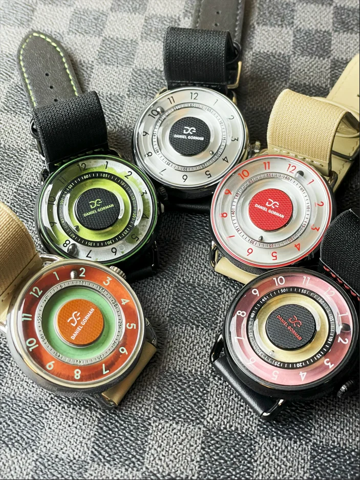 Im Vergleich zu Standarduhren: Daniel Gorman Uhr mit Japanischem Quarzwerk VX32E, Verstärktem Gebogenem Glas, MAGNETISCHER TRAJECTORY-Funktion und Leder- & Nylon-Armbändern