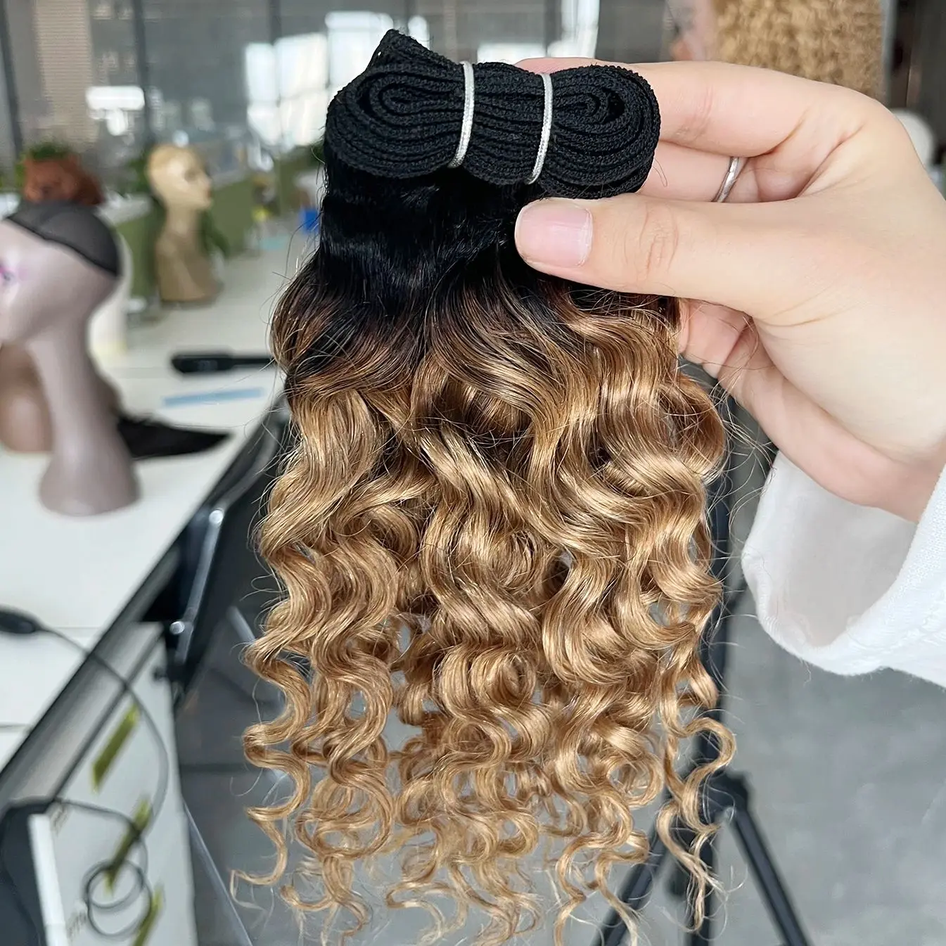 

12-дюймовый пучок человеческих волос Water Wave Curly 50 грамм Remy Human Hair Weave Extension 1B 27 Ombre Black Honey Blonde Bobbi