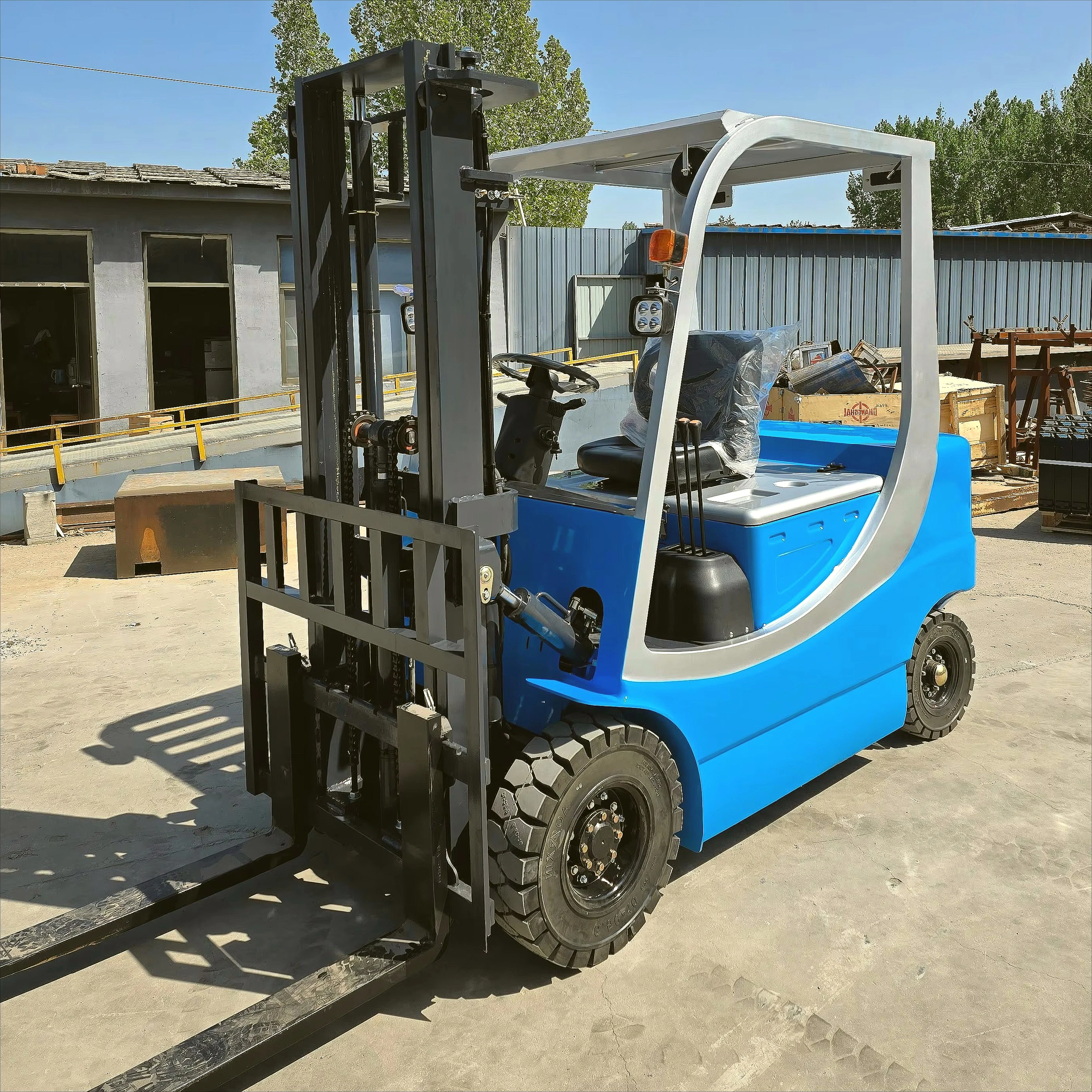Compact 4 Wheel Electric Forklift Small Turning Radius for Ecommerce Fulfillment Center Narrow Aisle Pallet Transport Customized
