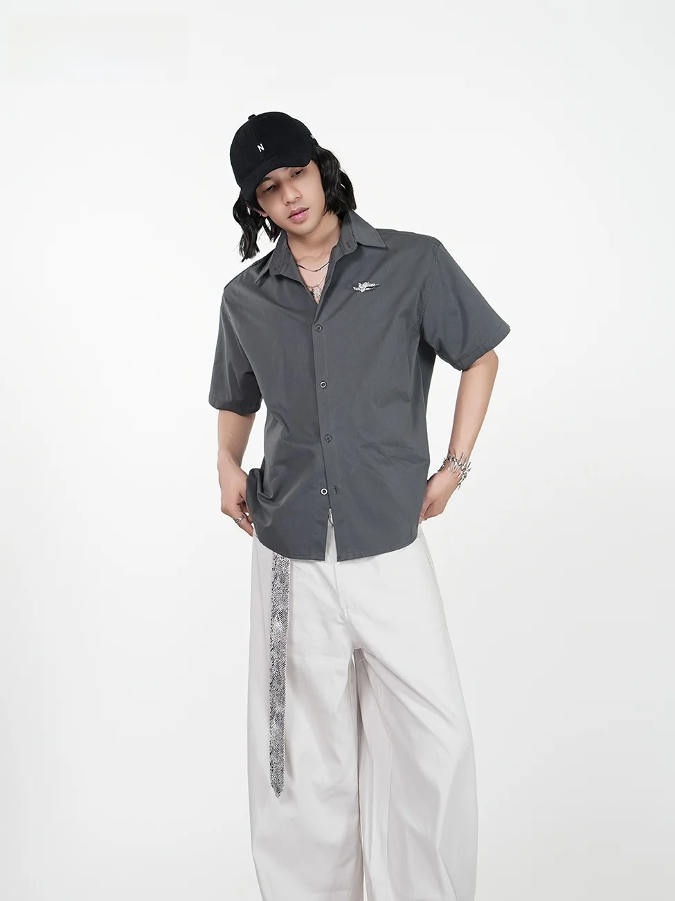 

Мужская повседневная модная рубашка VE2 с коротким рукавом, металлическим декором и накладками на плечи, дышащая, из хлопка, летняя, универсальная, глубокого серого цвета.