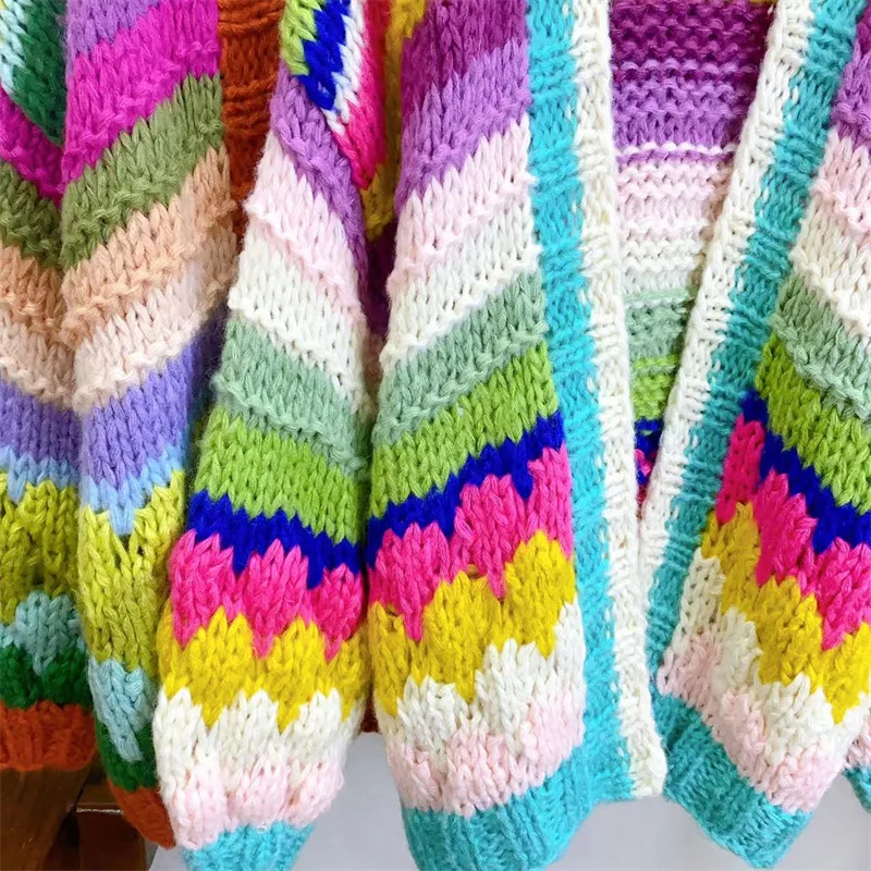Cardigan di media lunghezza con ago spesso lavorato a mano colorato, capispalla stile giovanile dalla vestibilità ampia, nuova collezione autunno inverno