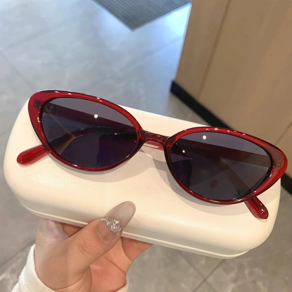 

FYTOO2025 Trendy Cat-Eye Sunglasses Women Red/Tan Frame UV400 Protection Fashion Oval Eyewear Summer Beach Style 3936