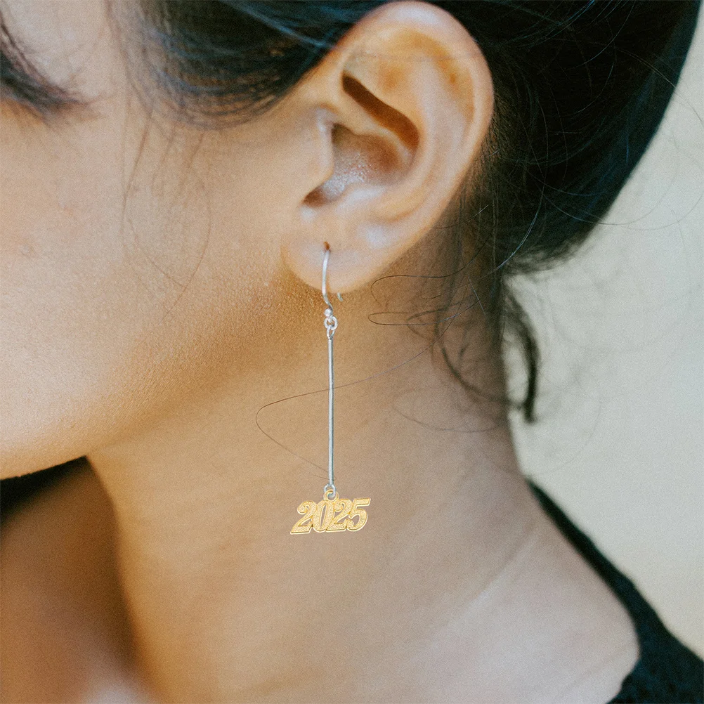 

50Pcs 2025 Graduation Year Number Charms Durable Mini Metal Pendants for DIY Jewelry Making Necklaces Earrings Keychains