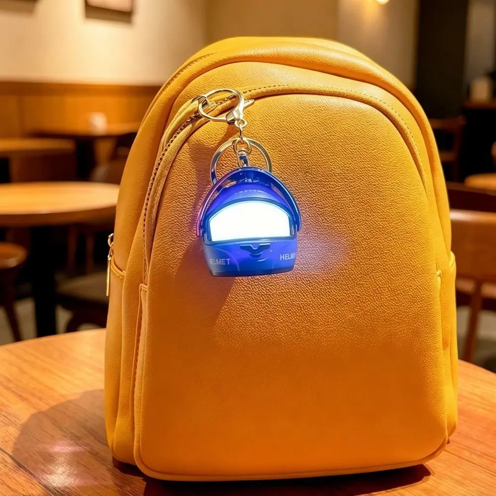 Cooler Leuchtender Helm-Schlüsselanhänger Leichtgewichtiger Realistischer Mini-Nachtlicht-Anhänger Vielseitiger Multifunktionaler Helm-Taschenanhänger – Detail 10