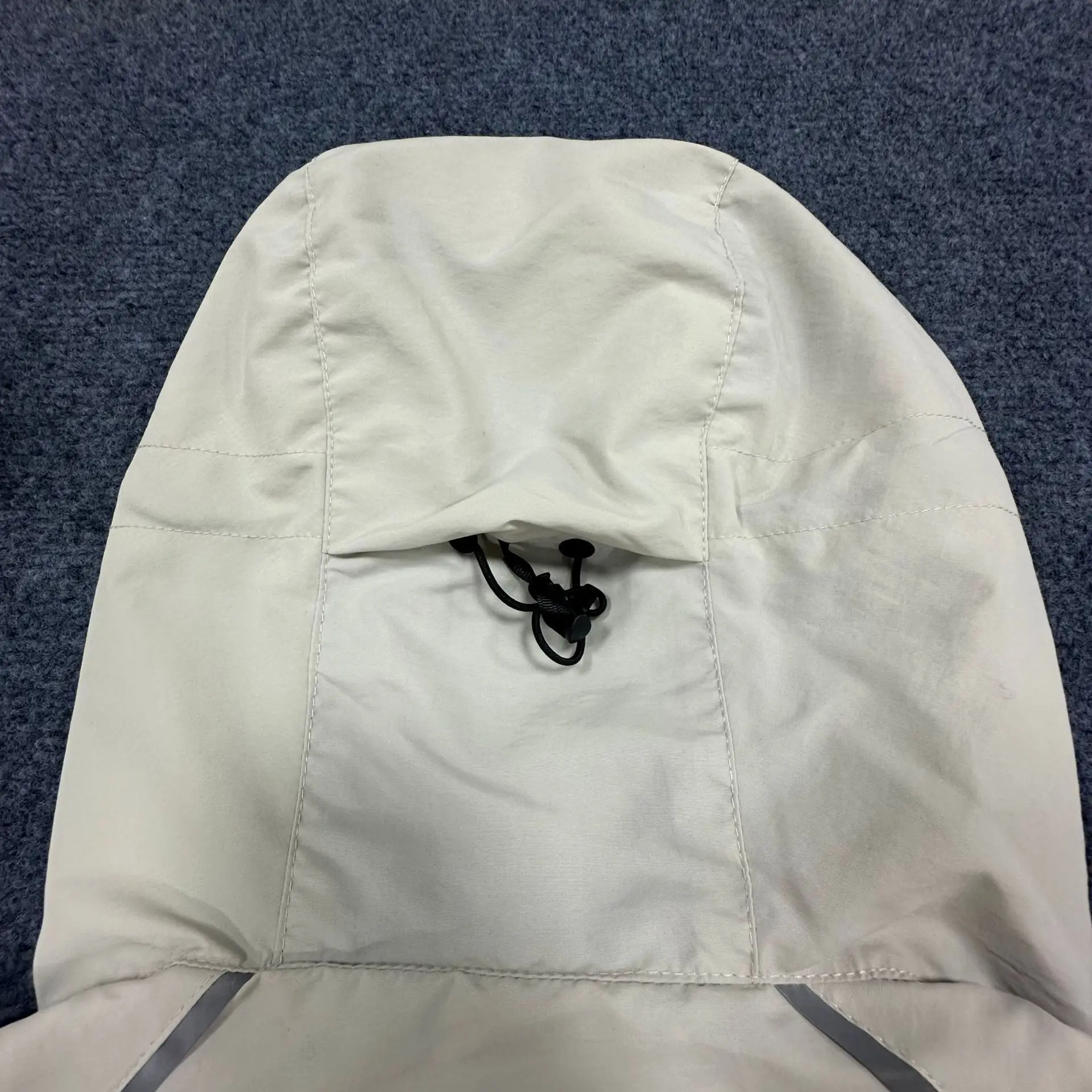 Herbstliches, dünnes Set mit farblich abgesetztem, gesticktem Abzeichen für Damen und Herren, hochwertige Windjacke im Ins-Stil. – Detail 9