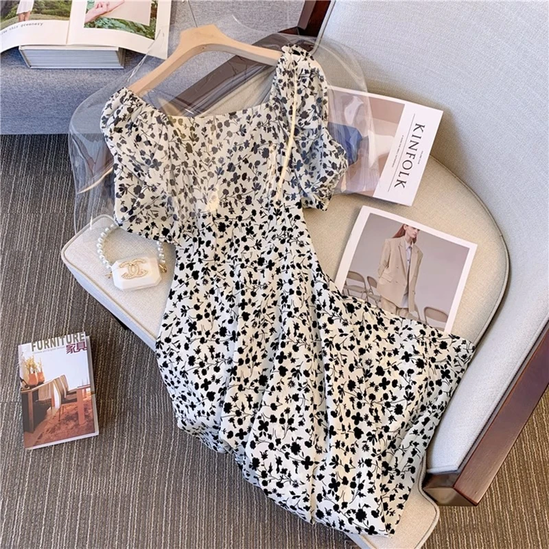 สไตล์ฝรั่งเศสสแควร์คอดอกไม้ชุดฤดูร้อนแขนฟองชุดชายหาด 2025 ใหม่กึ่งยืดหยุ่นเอวชุด Midi