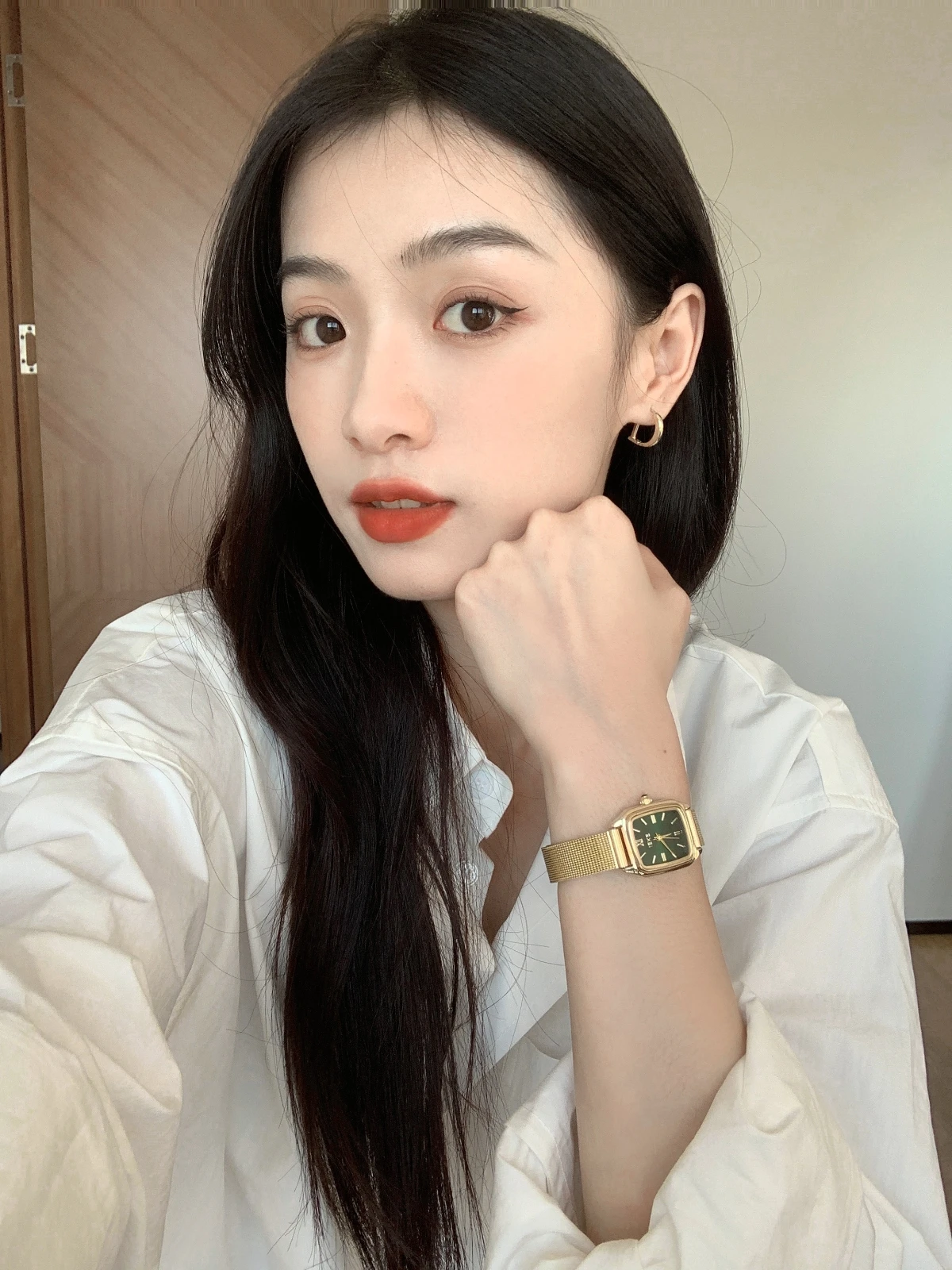 

New women's wristwatch with a light luxury and sophisticated designstylish and elegant. A new student-style women's wristwatch.