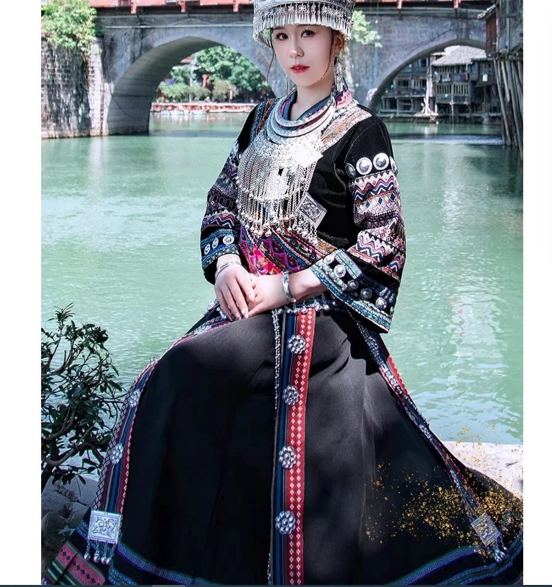 

Этническая одежда Мяо, женская одежда этнических меньшинств Мяо, этнический семейный костюм Тоцзяи Мяо, приветственный сценический костюм