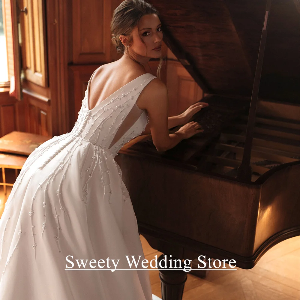 ใหม่ผู้หญิงชุดเจ้าสาวที่กําหนดเอง Scoop คอแขนกุดไข่มุกประดับด้วยลูกปัดสายกวาดรถไฟเจ้าสาวชุดแต่งงาน Gowns