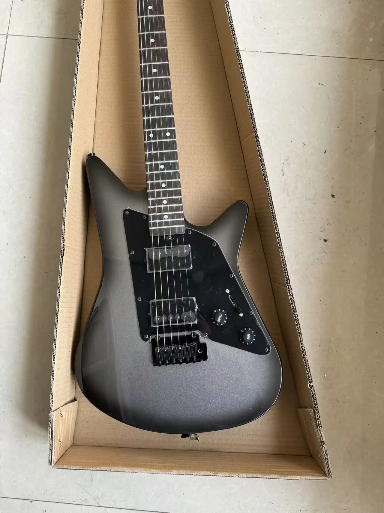 

6-струнная электрогитара, черная фурнитура, накладка