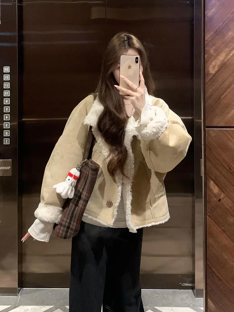 

Корейская модная женская короткая теплая куртка из замши с цветными вставками и мехом ягненка, зимняя верхняя одежда из полиэстера